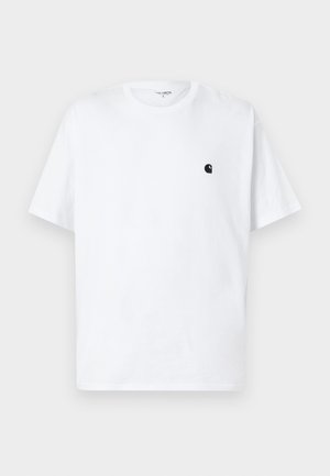 Λευκό κοντομάνικο t-shirt με στρογγυλή λαιμόκοψη και μικρό μαύρο λογότυπο στο αριστερό στήθος, απλό σχέδιο, απλωμένο σε ανοιχτό φόντο.