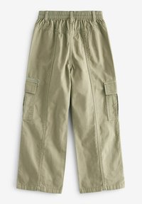 Pantaloni cargo khaki con cintura elastica, due tasche laterali e vestibilità comoda. Il materiale è cotone leggero con una texture liscia.