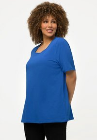 Ulla Popken CARREE-AUSSCHNITT - Jednoduché tričko - blue
