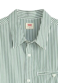 Vihreä- ja valkoisiraidallinen lyhythihainen paita, jossa on napitettava etuosa, terävä kaulus ja rintatasku. Sisältää Levi's-tarran.