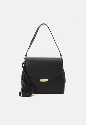 Borsa a tracolla in pelle nera con una finitura tessurizzata, chiusura a pattina, hardware dorato e tracolla removibile.