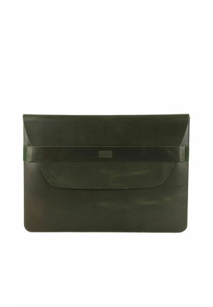 Manchon pour ordinateur portable en cuir vert foncé avec une fermeture à sangle horizontale et un nom de marque subtilement embossé au centre.