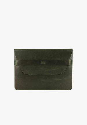 Manchon pour ordinateur portable en cuir vert foncé avec une fermeture à sangle horizontale et un nom de marque subtilement embossé au centre.