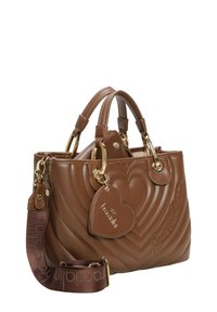 Borsa a mano in pelle marrone con motivo a cuore trapuntato, dettagli in oro, due manici superiori e tracolla removibile con logo in rilievo.