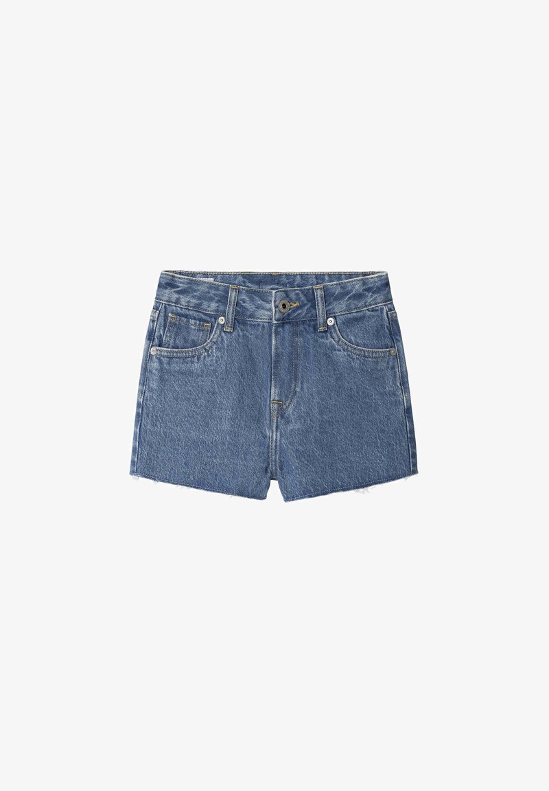 Shorts en denim bleu moyen avec un ourlet effiloché, conception à cinq poches et fermeture à bouton en métal. Le tissu présente une texture légèrement usée.