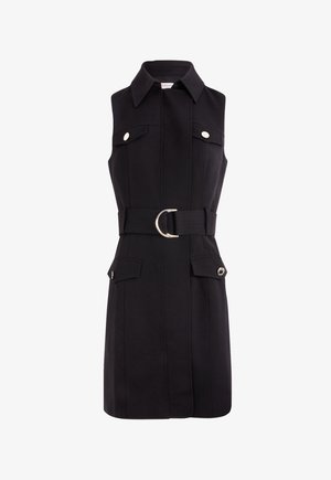 Abito nero senza maniche con collo a camicia, tasche frontali e vita cintrata con una cintura dotata di una fibbia circolare argentata. Tessuto con finitura liscia.