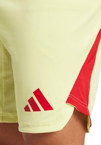 adidas Performance Kurze Sporthose - lila