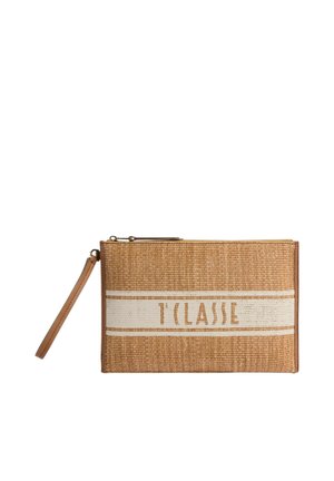 Clutch rettangolare intrecciata color cuoio con cinturino per polso, fascia orizzontale bianca e scritta "T'CLASSE" nel colore cuoio coordinato.