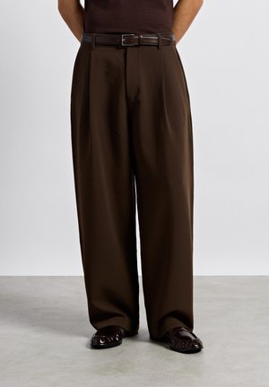Burocs, PLEATED BARREL PANTS UNISEX - Панталони - brown