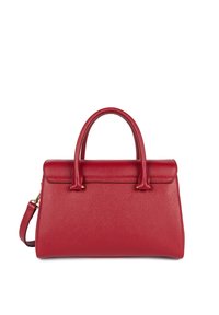 Borsa a mano in pelle rossa con manici superiori doppi e una tracolla staccabile. Presenta una superficie testurizzata e accenti in hardware dorato.