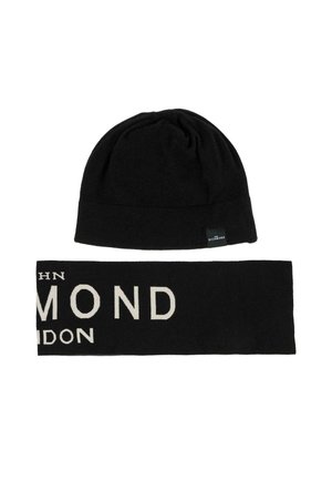 Zwarte gebreide beanie en bijpassende sjaal met crèmekleurige tekst "RICHMOND" op de sjaal. Beide items hebben een zachte textuur en een casual ontwerp.