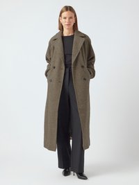 Cappotto lungo doppiopetto in un motivo houndstooth marrone e nero. Presenta un ampio colletto e spalle scese, con profonde tasche laterali.