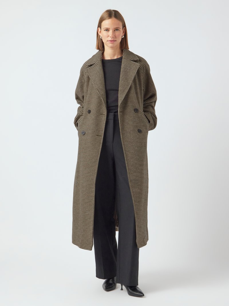 Cappotto lungo doppiopetto in un motivo houndstooth marrone e nero. Presenta un ampio colletto e spalle scese, con profonde tasche laterali.