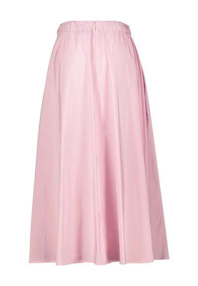 Jupe rose, de longueur genou, fabriquée en tissu léger avec une taille élastique et une texture douce, présentant un design simple et épuré.