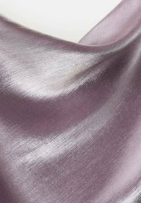 Tessuto di raso color lavanda con una sottile lucentezza, caratterizzato da una texture liscia e qualità riflettenti leggere, che cade elegantemente con contorni morbidi e fluidi.