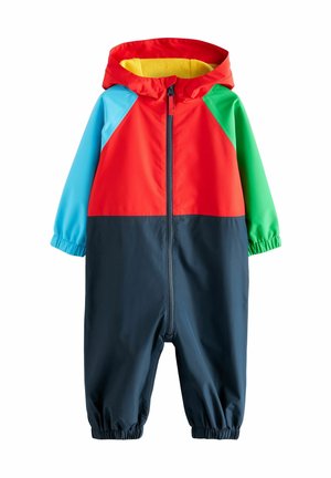 Combinaison de pluie colorée avec un mélange de panneaux rouges, verts, bleus et bleu marine. Elle est dotée d'une capuche, d'une fermeture éclair à l'avant et de poignets élastiques pour un ajustement sûr.