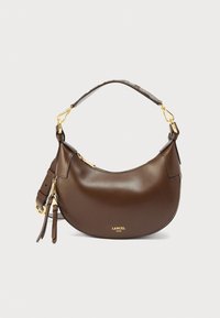 Geantă de umăr din piele maro cu formă curbată, accesorii aurii, curea reglabilă și închidere cu fermoar. Logo-ul este afișat pe partea din față.