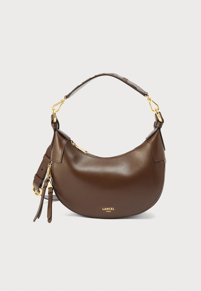 Geantă de umăr din piele maro cu formă curbată, accesorii aurii, curea reglabilă și închidere cu fermoar. Logo-ul este afișat pe partea din față.