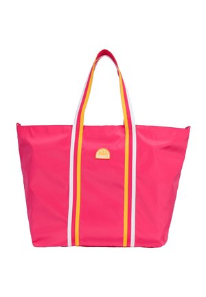 Borsa tote rosa brillante con manici lunghi, caratterizzata da strisce verticali bianche e gialle e una piccola toppa rotonda gialla con logo al centro.
