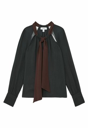 Bluză verde închis cu mâneci lungi și manșete late, cu eșarfă maro legată la gât, având detalii de material adunat în jurul gulerului.