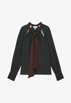 Dunkelgrüne Langarmbluse mit weiten Manschetten und braunem Schalschal am Ausschnitt, mit gerafftem Stoffdetail rund um den Kragen.