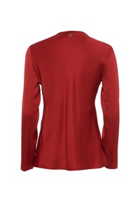 Maglietta rossa a maniche lunghe con una texture liscia e un colletto rotondo. Presenta un design minimalista, senza loghi o motivi visibili.