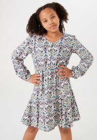 Musterkleid mit rundem Ausschnitt, langen Ärmeln und tailliertem Schnitt, das farbenfrohe geometrische Designs in Blau, Pink und Creme zeigt.