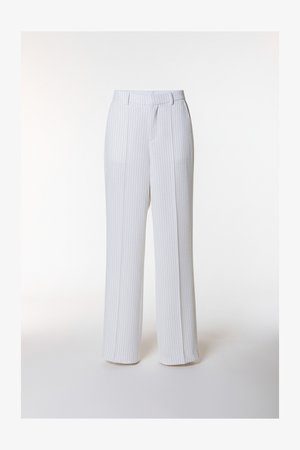 Hvite vidbente bukser med subtile vertikale striper, glatt front og to sidelommer. Laget av et glatt, lett stoff.