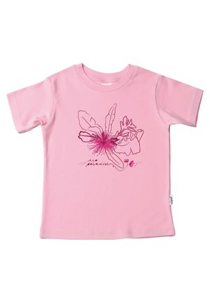 Rosa Baumwoll-T-Shirt mit einem floralen Print in Dunkelpink, kurzen Ärmeln und rundem Halsausschnitt. Unter dem Design steht der Text "Öko-Paradies".