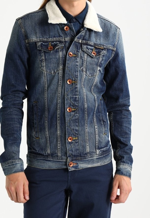 Jeansjacka i mörkblått med en vit fleecekrage, kopparfärgade knappar, två bröstfickor och en figurnära design.