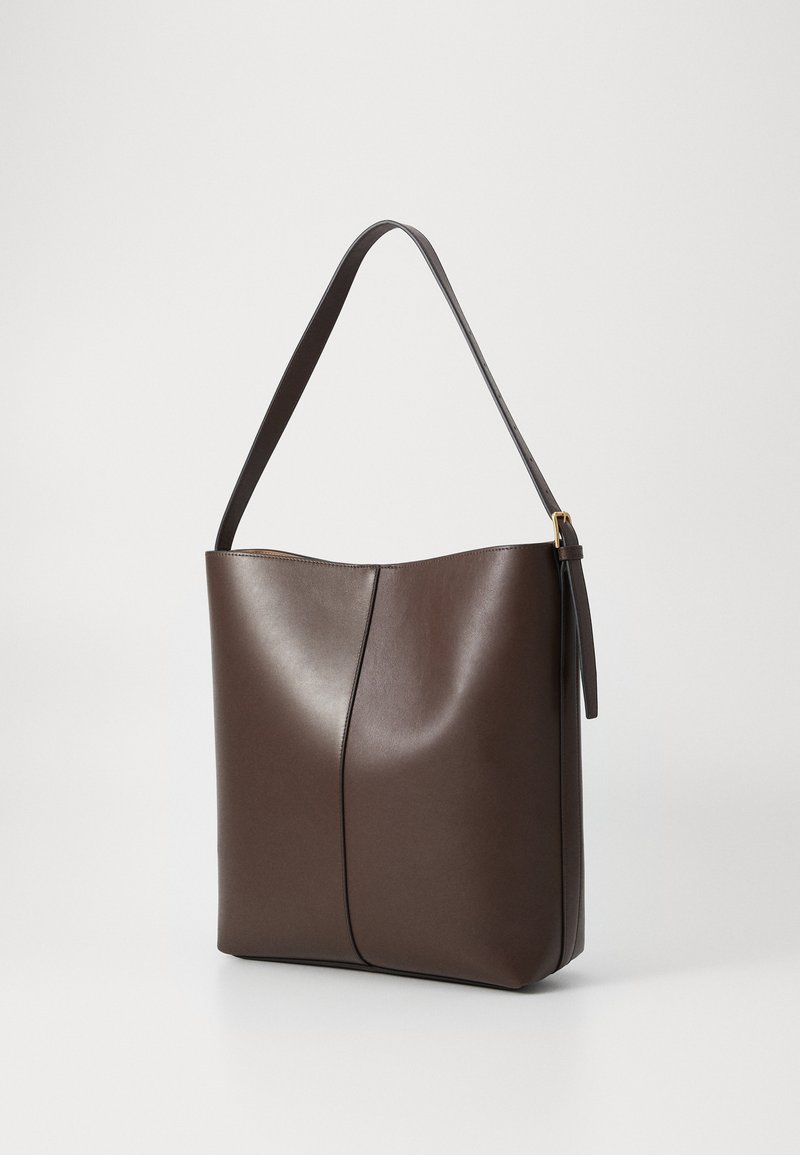 Braune Leder-Totebag mit glatter Textur, minimalistischem Design und einem einzigen Schultergurt. Mit vertikaler Nahtdetails.