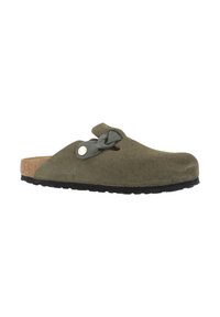 Mocassin en suède vert olive avec semelle en liège, semelle noire, et bouton décoratif avec un nœud en tissu sur le dessus.