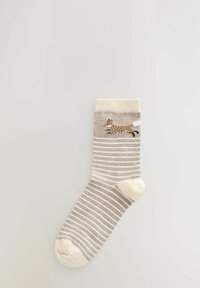 Beige sok med cremefarvet rib, featuring vandrette striber og et rævedesign i brun og hvid, der løber over foden. Blød tekstur.