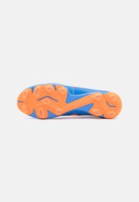 Blauwe en oranje sportieve schoenenzool met een gestructureerd grippatroon. Bevat sterk rubbermateriaal en een aerodynamisch ontwerp voor grip.