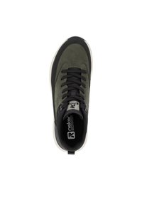 Zelené semišové tenisky s černými akcenty, kulatou špičkou a šněrovacím designem. Obsahují měkký límec a texturovanou gumovou podrážku.