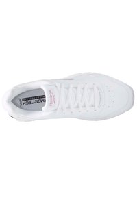 Scarpa atletica bianca con tomaia in pelle liscia, punta rotonda, fori per la ventilazione e lacci piatti. Presenta il marchio "Reebok" in rosa.