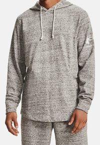 Gräuer Kapuzenpullover mit langen Ärmeln aus strukturiertem Stoff, mit einer Kordelzugkapuze und Logo auf dem linken Ärmel. Reguläre Passform.