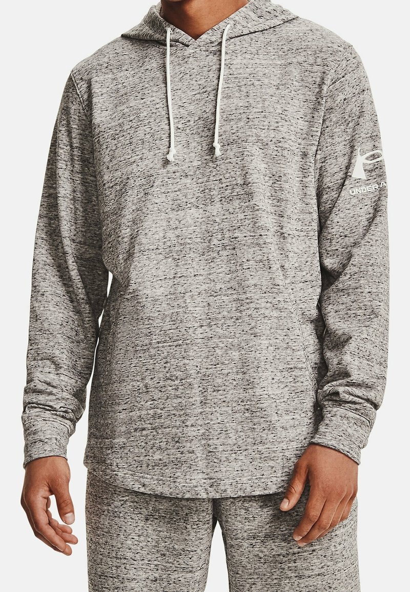 Gräuer Kapuzenpullover mit langen Ärmeln aus strukturiertem Stoff, mit einer Kordelzugkapuze und Logo auf dem linken Ärmel. Reguläre Passform.