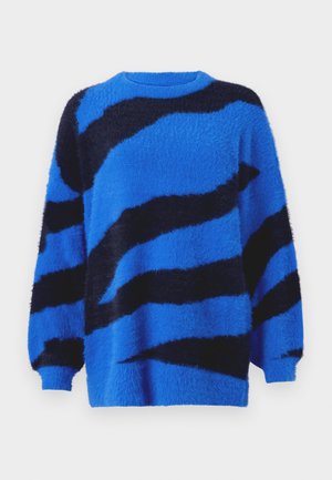 Suéter peludo a rayas en azul y negro, con cuello redondo y mangas largas ligeramente abullonadas. Textura suave, ajuste relajado.