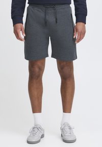 Dunkelgraue Sportshorts mit einem Kordelzugbund, zwei seitlichen Reißverschlusstaschen und einer angenehmen, weichen Textur.