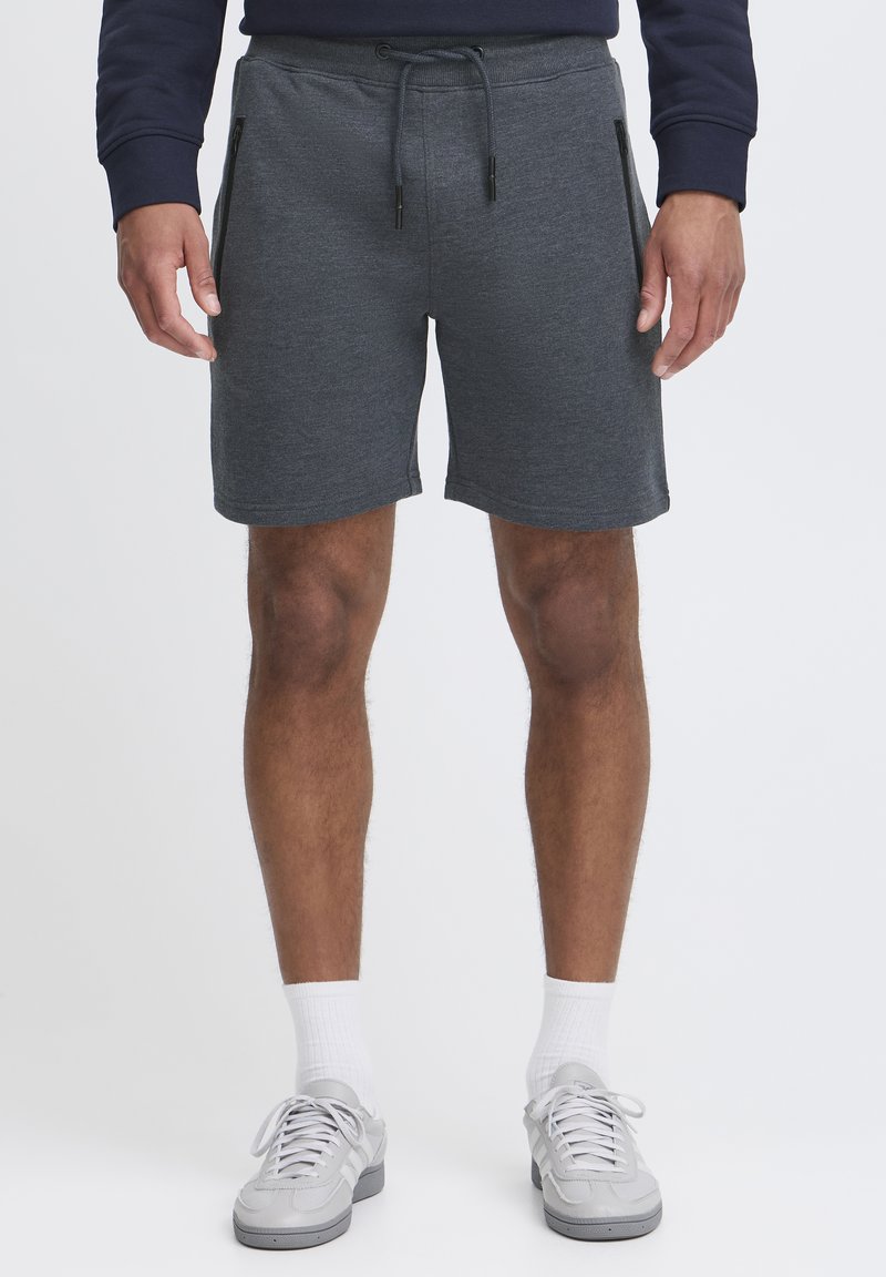 Dunkelgraue Sportshorts mit einem Kordelzugbund, zwei seitlichen Reißverschlusstaschen und einer angenehmen, weichen Textur.