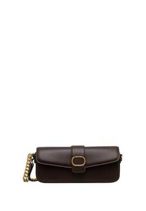 Borsa clutch in pelle marrone scuro con patta frontale, chiusura con fibbia dorata e tracolla corta a catena dorata sul lato.