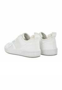 Białe sneakersy z gładką skórzaną cholewką, wyściółką kołnierza, teksturowaną gumową podeszwą oraz tylną pętlą ułatwiającą zakładanie.