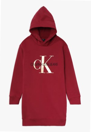 Langærmet rød hættetrøjedragt med "Calvin Klein Jeans"-logo med store beige og sorte bogstaver midt på fronten.