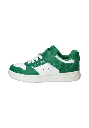 Groene en witte sneaker met een bovenwerk van soepel leer, geperforeerde details en een klittenbandsluiting. Rubberen zool, laag profiel ontwerp.