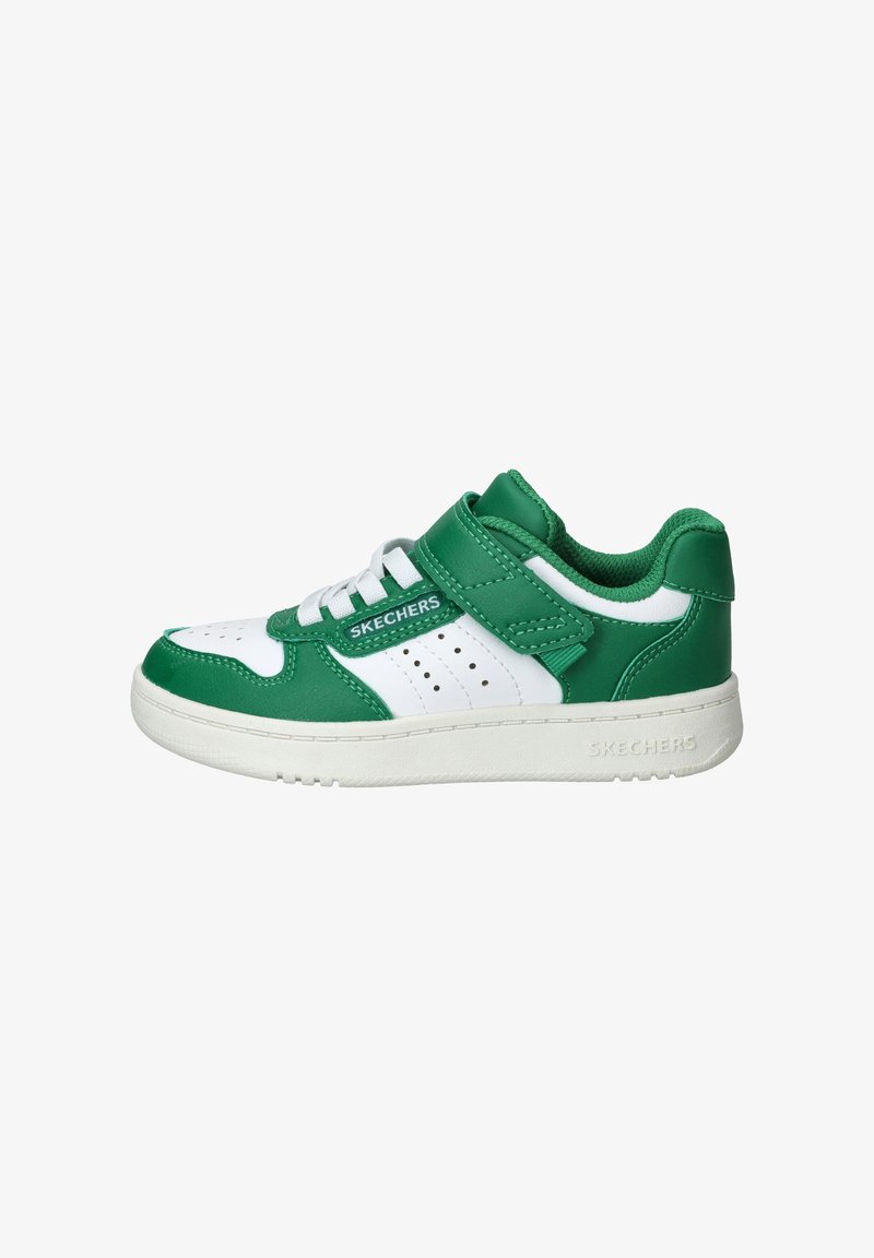 Groene en witte sneaker met een bovenwerk van soepel leer, geperforeerde details en een klittenbandsluiting. Rubberen zool, laag profiel ontwerp.