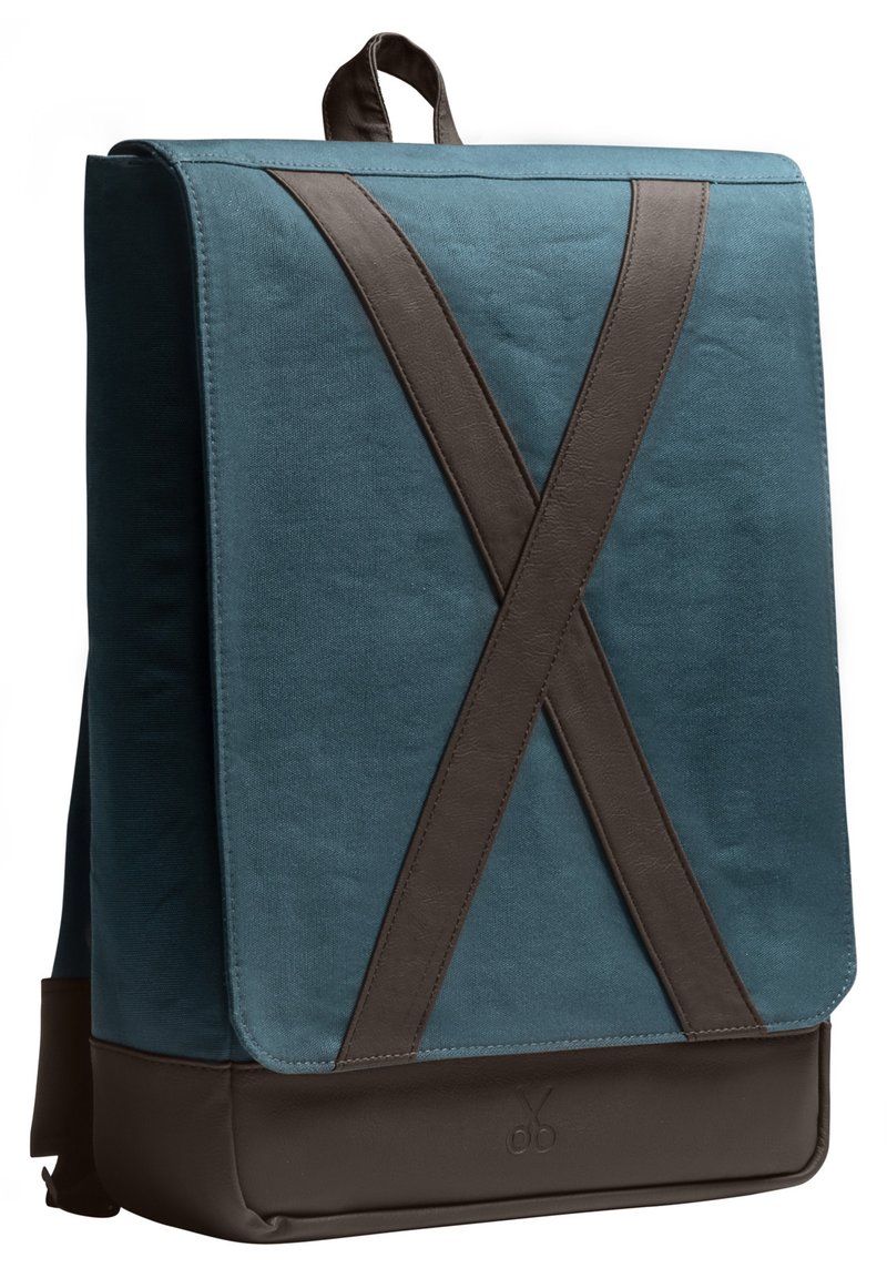 Blauwe stoffen rugzak met donkerbruine accenten. Heeft een hoekig ontwerp, verstelbare schouderbanden en een logo dat op de onderste voorkant is gebosst.