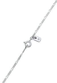 Sølv kædearmbånd med detaljeret linkdesign, en cirkulær lås og et lille rektangulært mærke dekoreret med et stjernemønster.