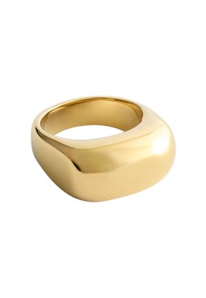 Glat, poleret guldring med en bred, let rundet firkantet form og blank overflade, vist på en hvid baggrund.
