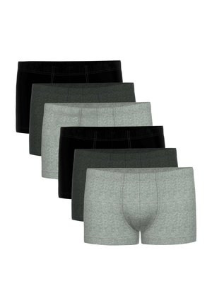 Sześć par męskich bokserek na przemian w kolorach czarnym, ciemnoszarym i jasnoszarym, ułożonych w przesunięty stos na białym tle.